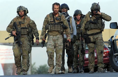 Các binh sĩ nước ngoài rời khách sạn Intercontineltal sau khi kết thúc chiến dịch đối phó với các phiến quân Taliban, những kẻ đã tấn công vào khách sạn sang trọng ở thủ đô Kabul của Afghanistan hôm 29/6. Những kẻ đánh bom liều chết và các tay súng Taliban tạo nên một cuộc tấn công kéo dài trong 5 giờ đồng hồ. Với sự trợ giúp của một trực trăng trang bị súng máy của NATO, lính biệt kích Afghanistan và binh sĩ nước ngoài cuối cùng dập tắt được sự kháng cự của phiến quân Taliban. Ít nhất 10 người thiệt mạng sau vụ việc này. Ảnh: AFP